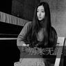  idcash88.net Seorang gadis muda dengan rambut panjang air terjun hitam duduk di ayunan yang tenang
